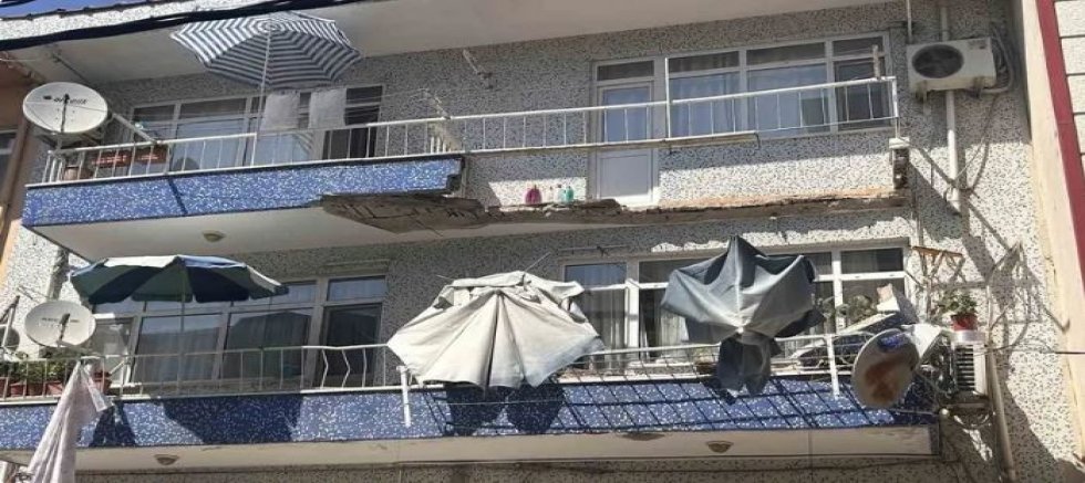 Ümraniye’de 3 katlı binanın balkonu çöktü: 2 araç hasar gördü