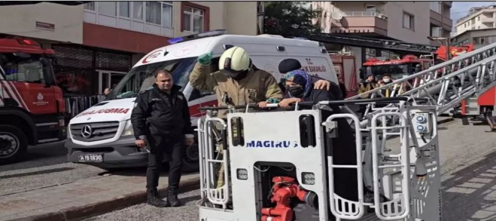 Ümraniye’de Çatı Katında Yangın: 4 Kişi Mahsur Kaldı