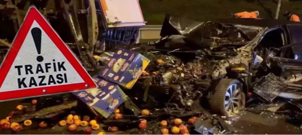 Ümraniye TEM Otoyolu'nda otomobil meyve yüklü kamyonetle çarpıştı