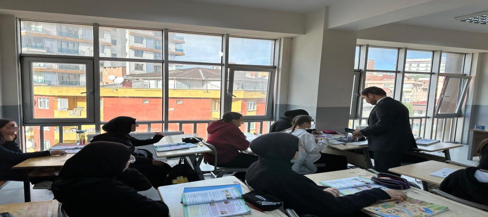 Ümraniye Ülkü Ocakları’ndan Okullara Eğitim Desteği