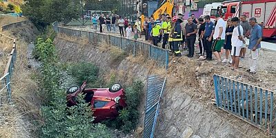 Ümraniye’de iki araç çarpıştı, otomobil dereye uçtu: 1 yaralı