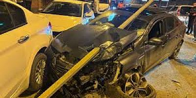 Ümraniye'de yön levhasına çarpan otomobilin sürücüsü yaralandı