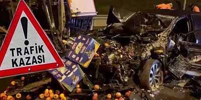 Ümraniye TEM Otoyolu'nda otomobil meyve yüklü kamyonetle çarpıştı