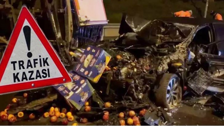 Ümraniye TEM Otoyolu'nda otomobil meyve yüklü kamyonetle çarpıştı