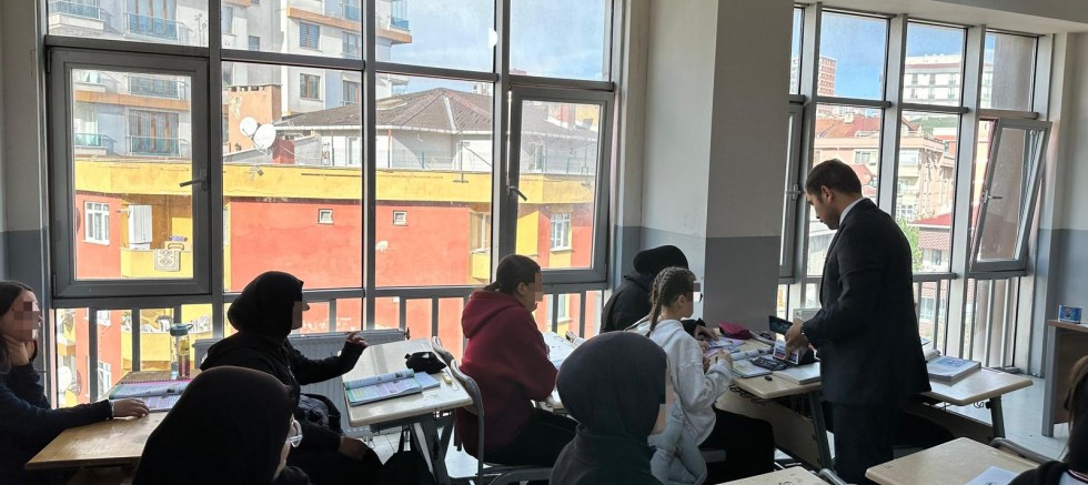 Ümraniye Ülkü Ocakları’ndan Okullara Eğitim Desteği